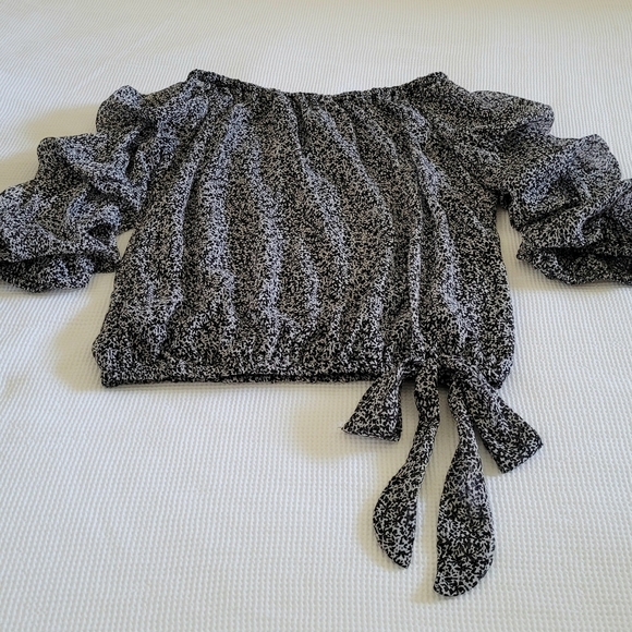 CeCe Cascading Puffy Sleeves Top - Picture 9 of 13